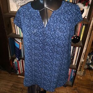 41Hawthorn Stitchfix L blue floral split neck flowy blouse